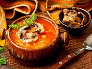 Зеленчукова зелева чорба (супа) с гъби печурки, домати, чушки и моркови